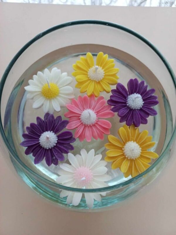Handmade Floating Daisy Candles crafted from eco-friendly soy wax, perfect for floating in decorative bowls, festive setups, and gifting.